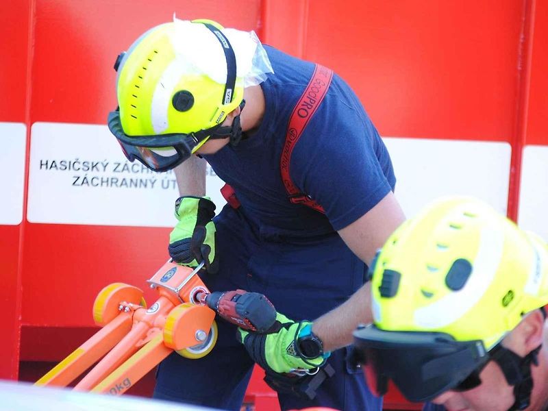 Hasiči se v rámci cvičení Rescue meeting zdokonalovali ve vyprošťování osob z auta, ale také jak uhasit elektromobil - především baterii.