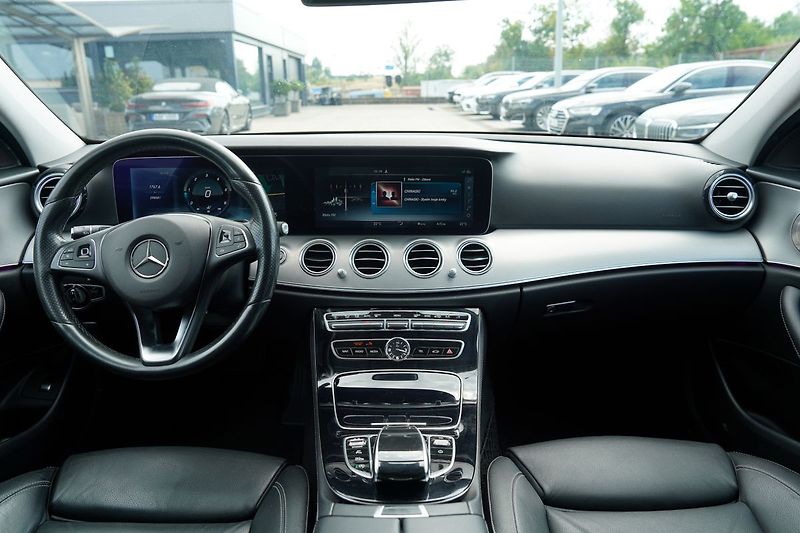 Mercedes-Benz Třídy E E 220d AMG/LED/AT9/kůže - fotka 24 z 46