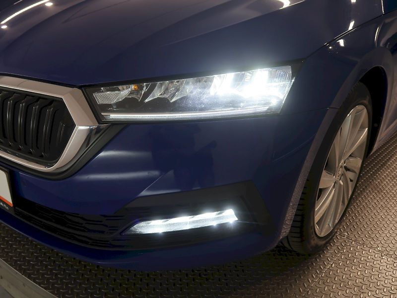 Škoda Octavia (2021) AMBITION 2.0TSI 140KW 4x4 DSG - fotka 10 z 34