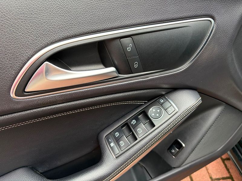 Mercedes-Benz CLA 180 7G, Sport, Navi - fotka 13 z 20