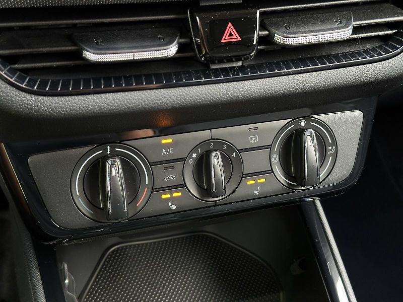 Škoda Fabia 1.0MPi 80PS LED V.Cockpit Temp - fotka 23 z 38
