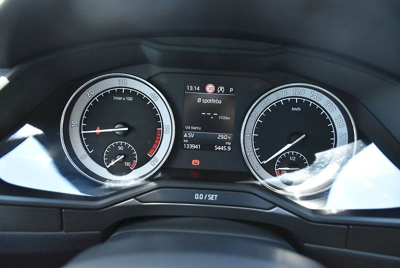 Škoda Superb (2019) Style 2.0 TDI 140kW DSG - fotka 13 z 34