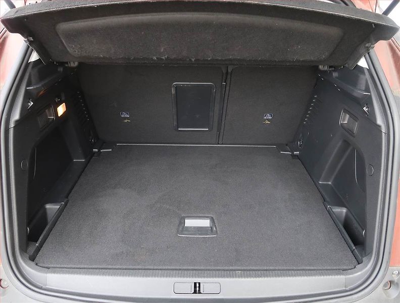 Peugeot 3008 (2020) 1.5 BlueHDi, Automat, ČR,1.maj - fotka 14 z 16