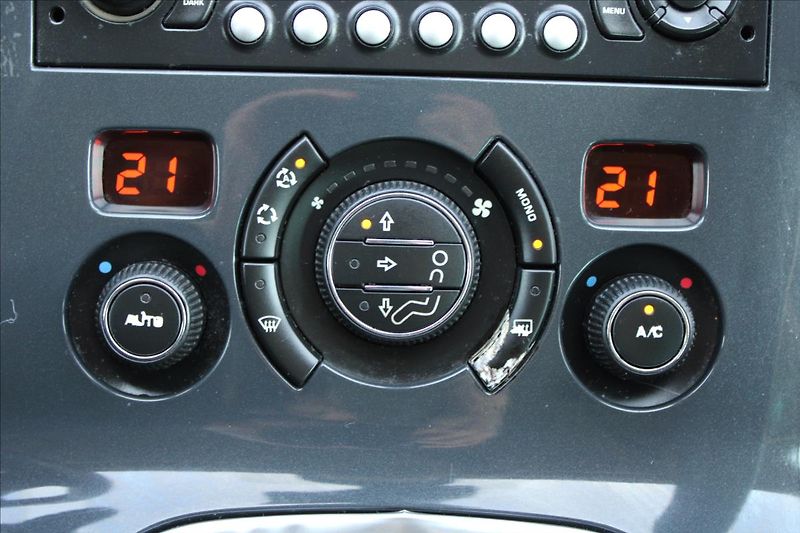 Peugeot 3008 1,6 HDi  PANORAMA - fotka 13 z 24
