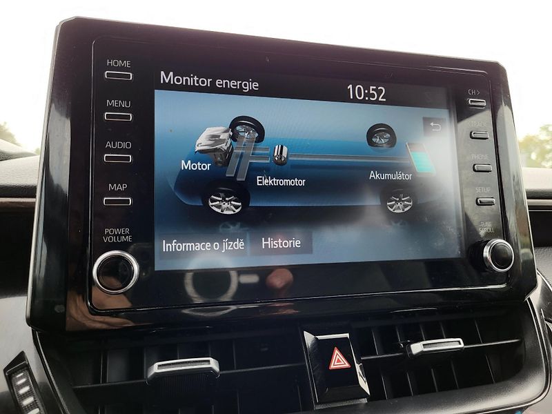 Toyota Corolla 2.0 Hybrid e-CVT 112kW Trek - fotka 17 z 46