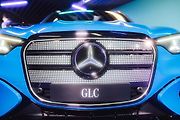 Mercedes-Benz letos odstartoval novou éru jako globální partner ženského tenisu (WTA). Své ambice v tomto sportu nyní potvrzuje i v České republice, kde v rámci ostravského turnaje představuje dvě klíčové novinky: novou generaci modelů GLB a GLC.