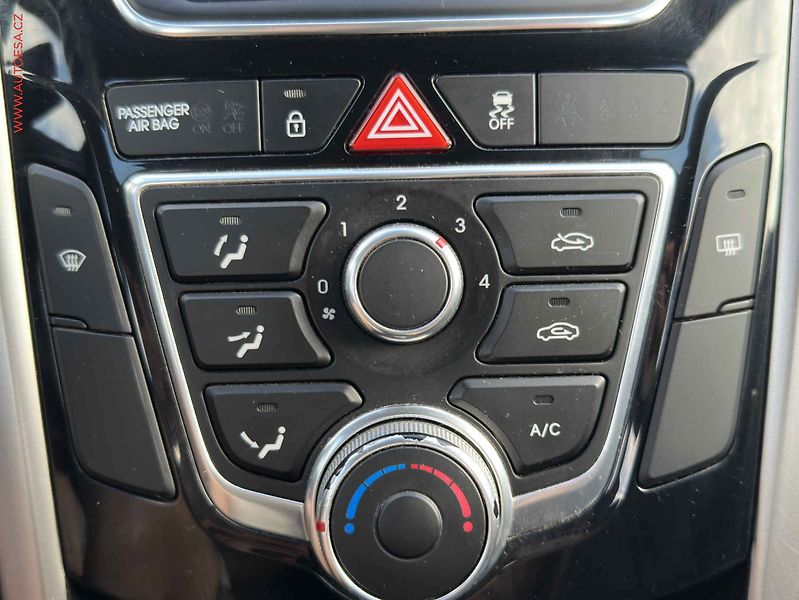 Hyundai i30 (2012) 1.6 GDi, ČR, Trikolor - fotka 15 z 18