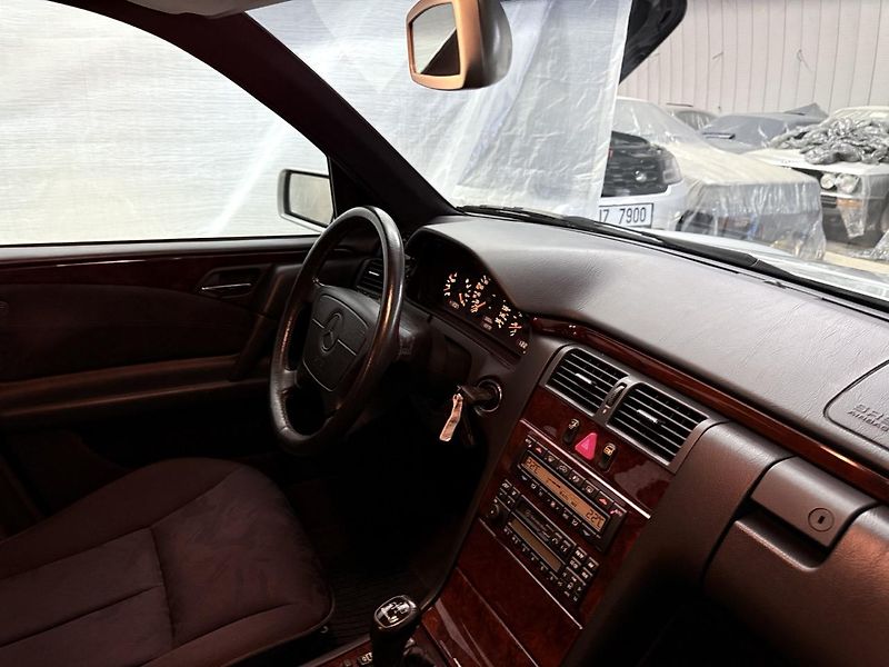 Mercedes-Benz Třídy E (1997) 200i,kompressor,Elegance - fotka 20 z 31