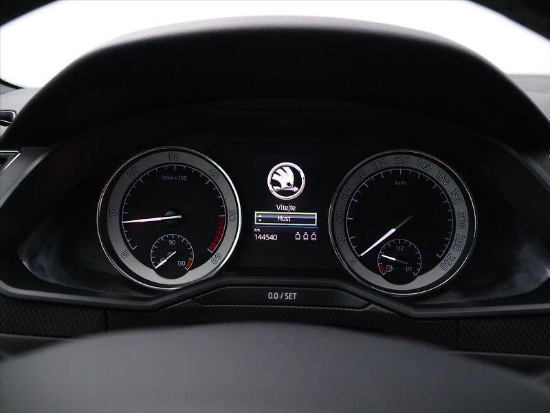 Škoda Superb 2,0 TDI 140kW DSG Sportline 4x - fotka 18 z 31