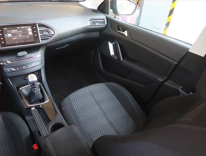 Peugeot 308 (2014) 1.6 e-HDi, Navi, Tempomat - fotka 8 z 18