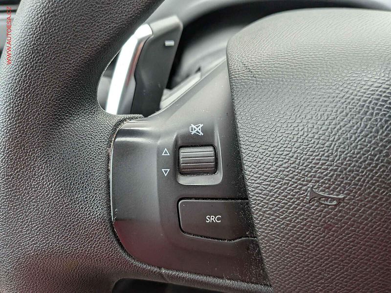 Peugeot 208 (2016) 1.2 PT, ČR, AC, výhřev sed - fotka 13 z 16