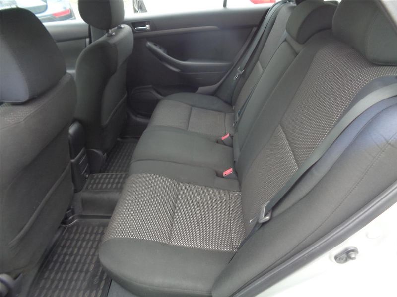Toyota Avensis 2,0 - fotka 16 z 18