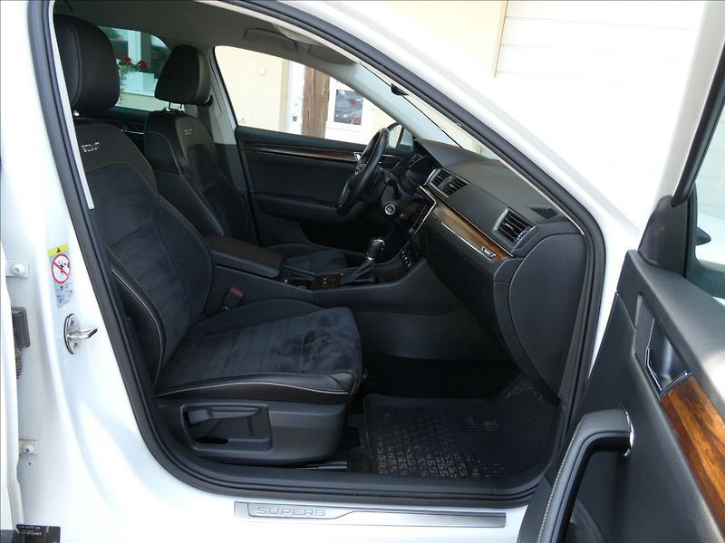 Škoda Superb 2,0 TDi 147kW SCOUT,DSG,4x4,DP - fotka 25 z 49