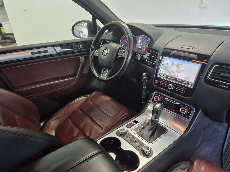 Volkswagen Touareg 3,0TDi 180kw 4x4 DSG 20ALU - fotka 32 z 41