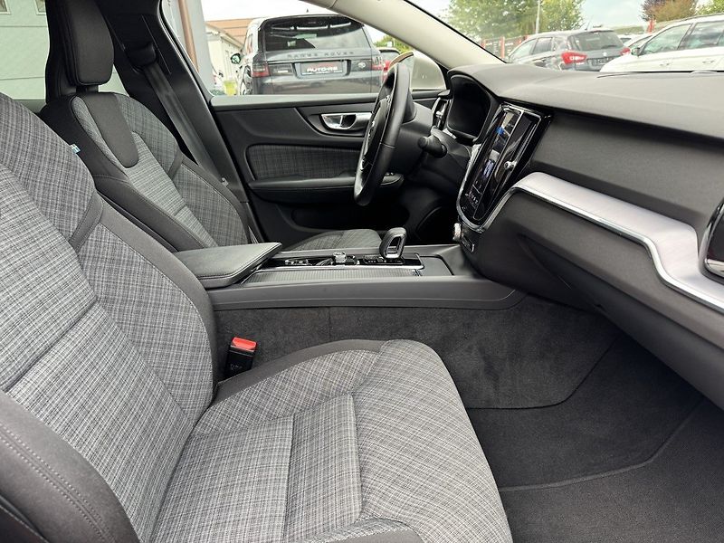 Volvo S60 (2024) 2.0i B4 Core Ad.LED Kamera - fotka 16 z 46