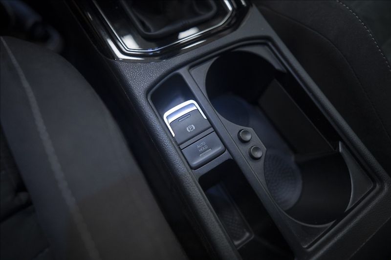 Volkswagen Touran 2,0 TDI MASÁŽ KAMERA VÝHŘEV ČR - fotka 21 z 39