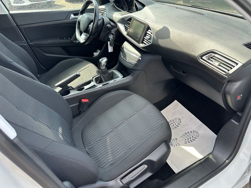 Peugeot 308 (2016) 1.2 Turbo 81kw - fotka 13 z 21