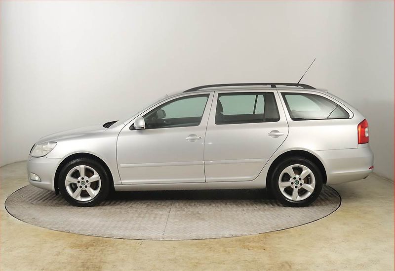 Škoda Octavia (2011) Ambiente Plus 2.0 TDI, Xenony - fotka 3 z 18