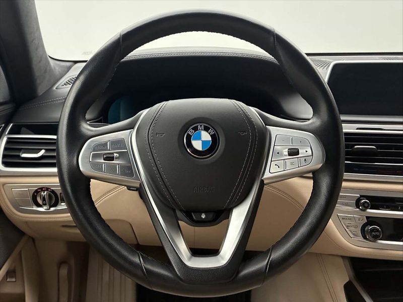 BMW Řada 7 4,4 390kW 750Li xDrive CZ - fotka 17 z 39