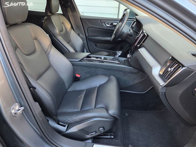 Volvo V60 (2020) 2.0 D4 AWD 4x4 Automat - fotka 15 z 37