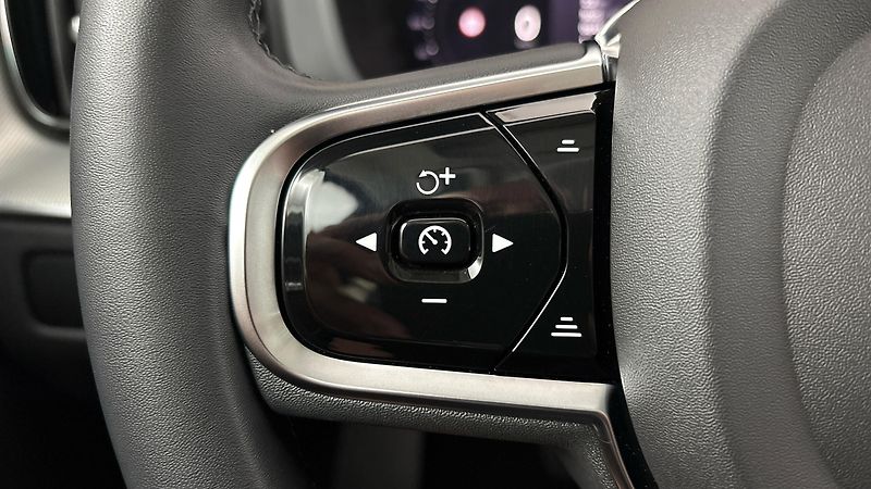 Volvo XC60 2.0 B4 AUT AWD Plus Dark - fotka 14 z 31