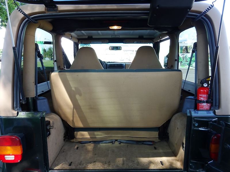 Jeep Wrangler 4.0i SAHARA Serviska - fotka 18 z 37