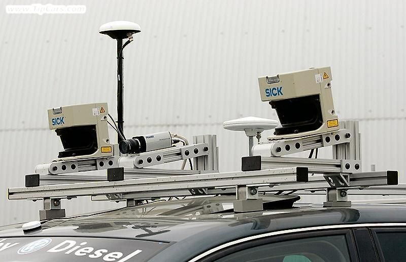 Pohled jak ze sci-fi filmu - auto se projíždí bez řidiče.