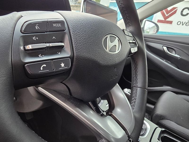 Hyundai i30 1.5-1.MAJITEL-NAVI-KAMERA - fotka 18 z 26