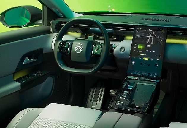 V interiéru se nachází svisle orientovaný centrální displej., zdroj: Se svolením Citroën