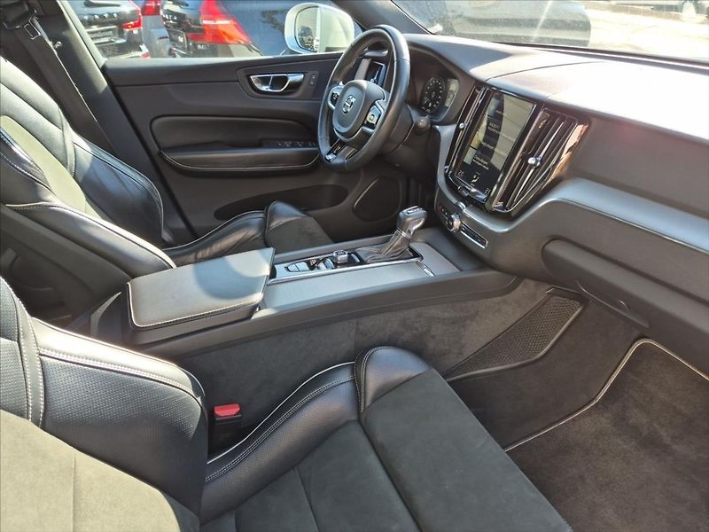 Volvo XC60 2,0 D4 AWD R-Design - fotka 13 z 18