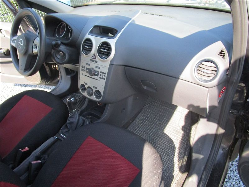 Opel Corsa 1.2i  Klima - fotka 15 z 34