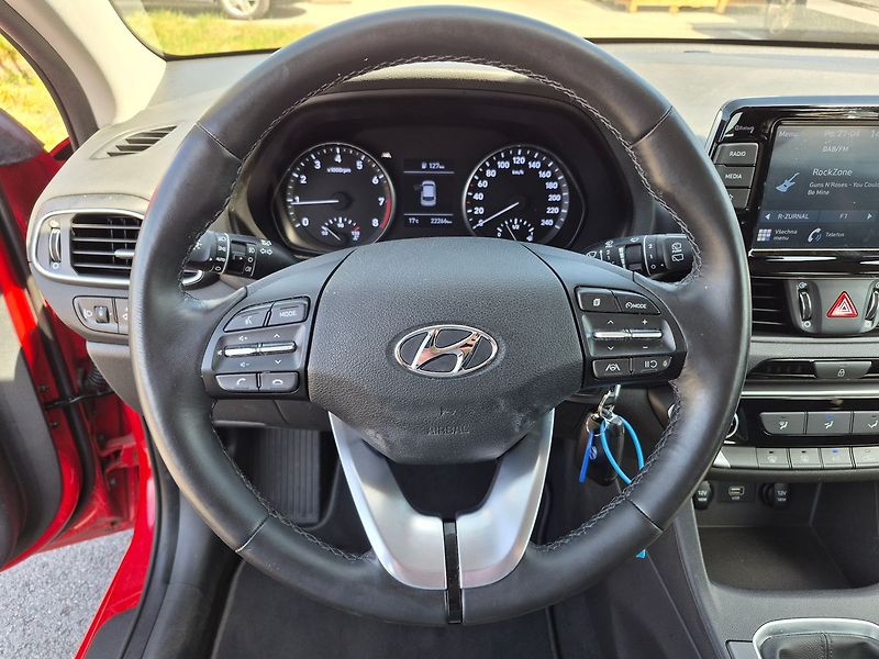 Hyundai i30 Comfort 1,5 CVVT - fotka 8 z 17