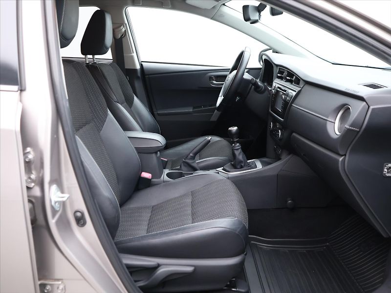 Toyota Auris 1,6 97kW CZ Style Valvematic - fotka 11 z 31