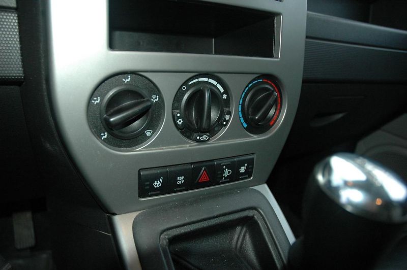 Jeep Compass 2,4  4x4 benzín kuže manual - fotka 13 z 15