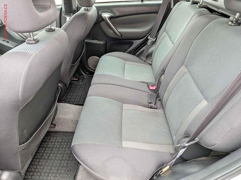 Toyota RAV4 (2004) 2.0 VVT-i 4WD, ČR, AC, TZ - fotka 10 z 15