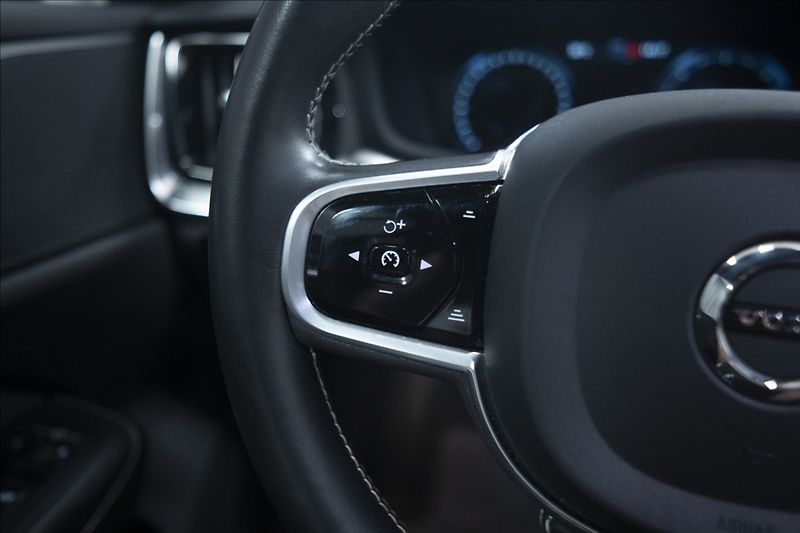 Volvo V60 2,0 D4 R-DESIGN NAVI KAMERA ČR - fotka 30 z 40