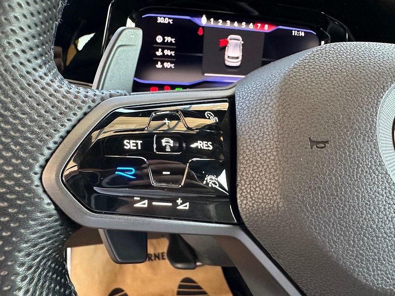 Volkswagen Golf (2021) R 235kW PANOR.NAVI,100%KM - fotka 15 z 24