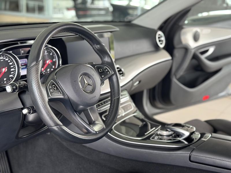 Mercedes-Benz Třídy E 220d 4Matic AMG*REZERVACE! - fotka 12 z 40