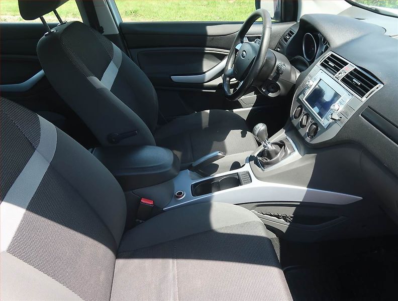 Ford Kuga (2009) 2.0 TDCi, 4X4 - fotka 9 z 16