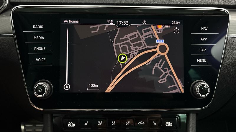 Škoda Superb 2.0 TDI DSG 4x4 Scout Combi - fotka 31 z 33