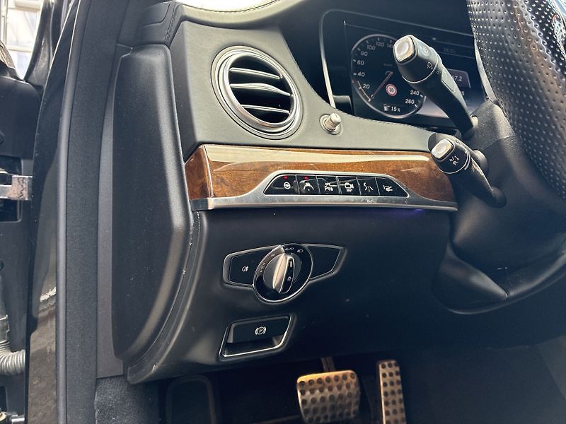 Mercedes-Benz Třídy S 500 4MATIC L - fotka 12 z 18