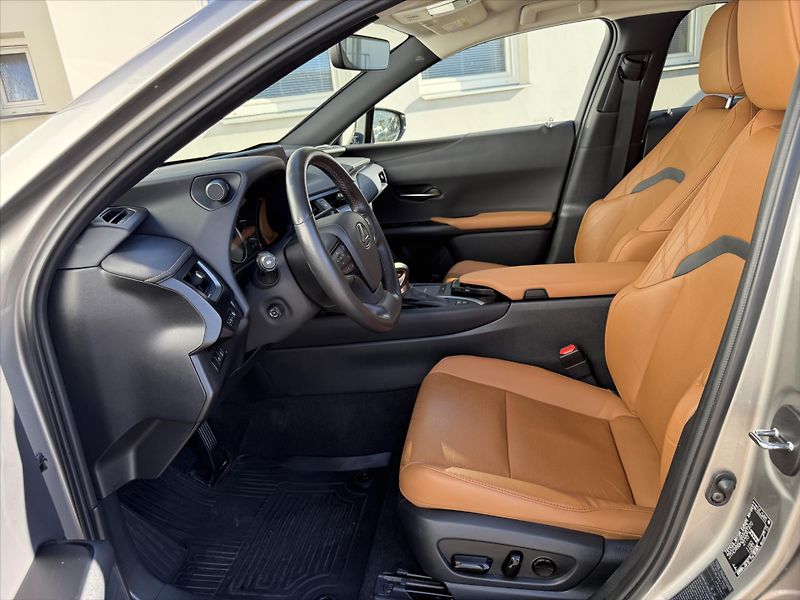 Lexus UX 250h 2,0 Luxury, 4x4  UX - fotka 8 z 25