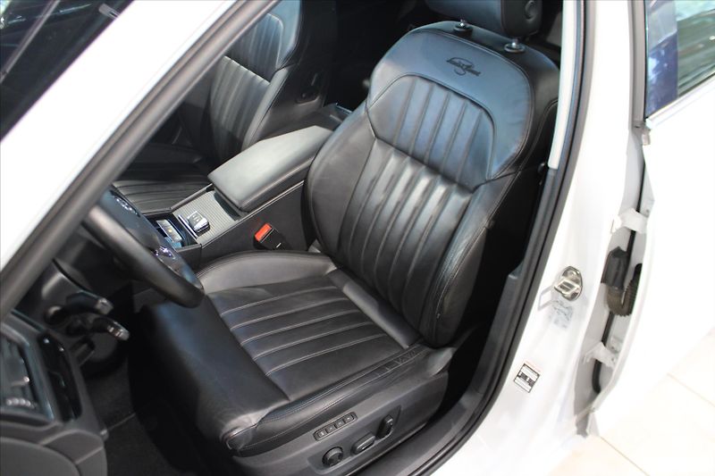 Škoda Superb TDi DSG 4x4 L&K ACC/Canton - fotka 9 z 31