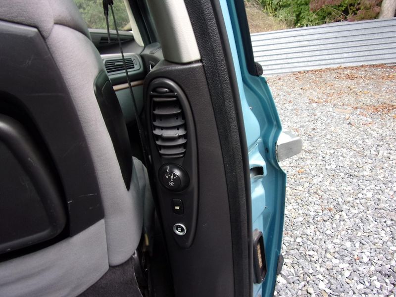 Citroën C8 (2003) 2.2HDi 94kW 278000KM 7MÍST - fotka 22 z 24