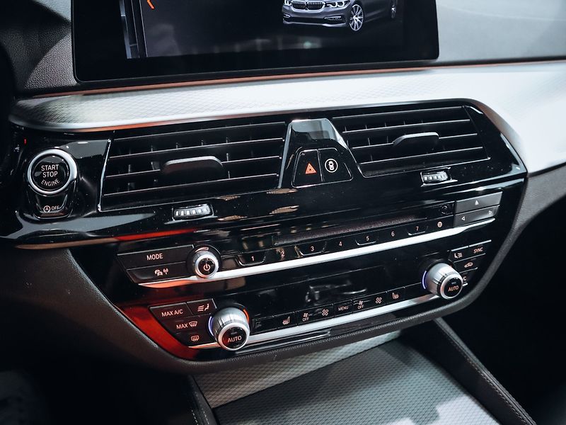 BMW Řada 5 530d xDrive M-Paket 195 kW - fotka 11 z 17