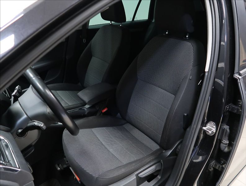 Škoda Octavia 1,2 TSI XENON VÝHŘEV 2x ALU - fotka 26 z 33