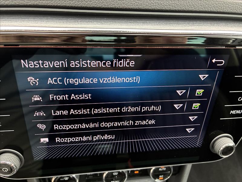 Škoda Superb 2,0 STYLE,PANORAMA,TAŽNÉ,LED - fotka 33 z 36