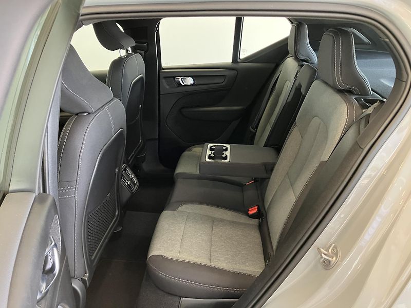 Volvo XC40 B3 FWD Plus Dark AT7 - fotka 12 z 40