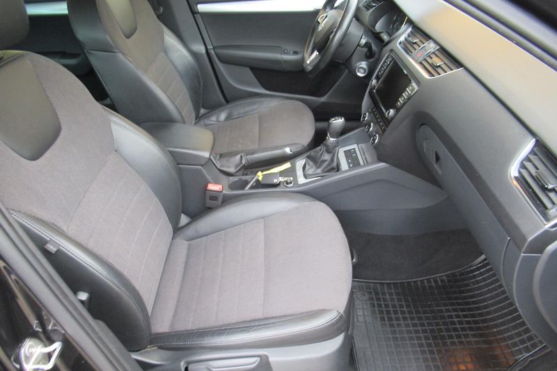 Škoda Octavia 1.6 TDI AUT. KLIMA NAVI XENON - fotka 19 z 26