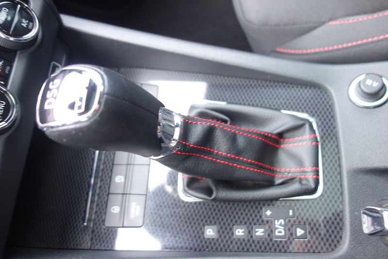 Škoda Octavia 2,0TDi 135kW RS DSG!! PANO!! - fotka 22 z 34